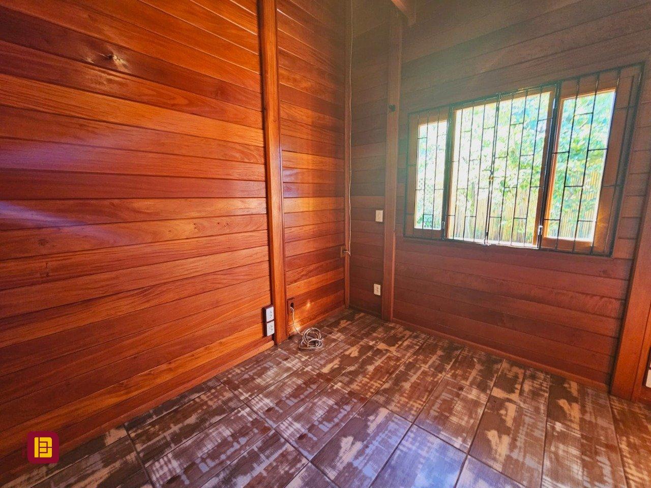 Casa com 209m², 5 quartos (sendo 1 suíte), 4 garagens, no bairro Campeche em Florianópolis