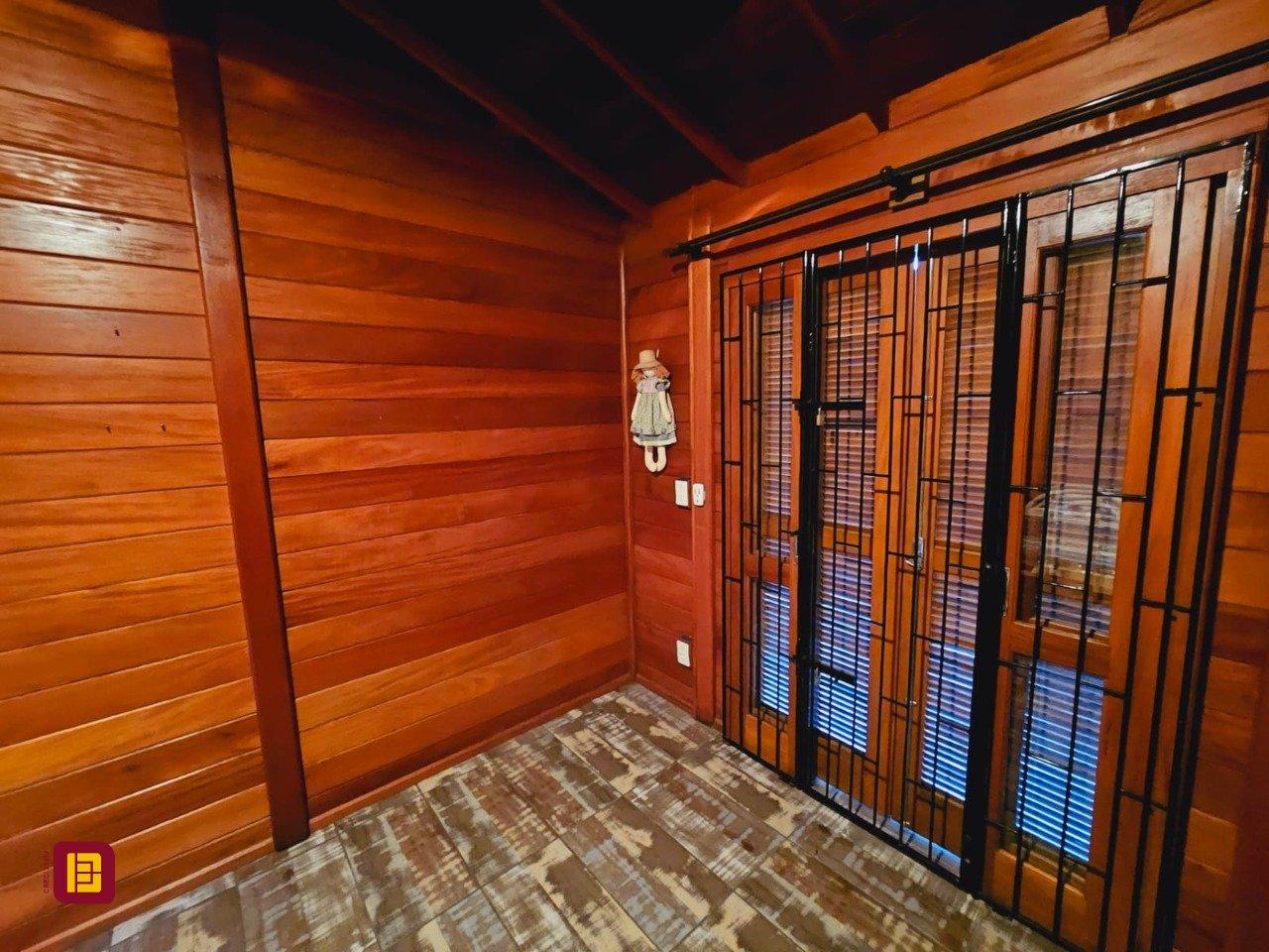 Casa com 209m², 5 quartos (sendo 1 suíte), 4 garagens, no bairro Campeche em Florianópolis