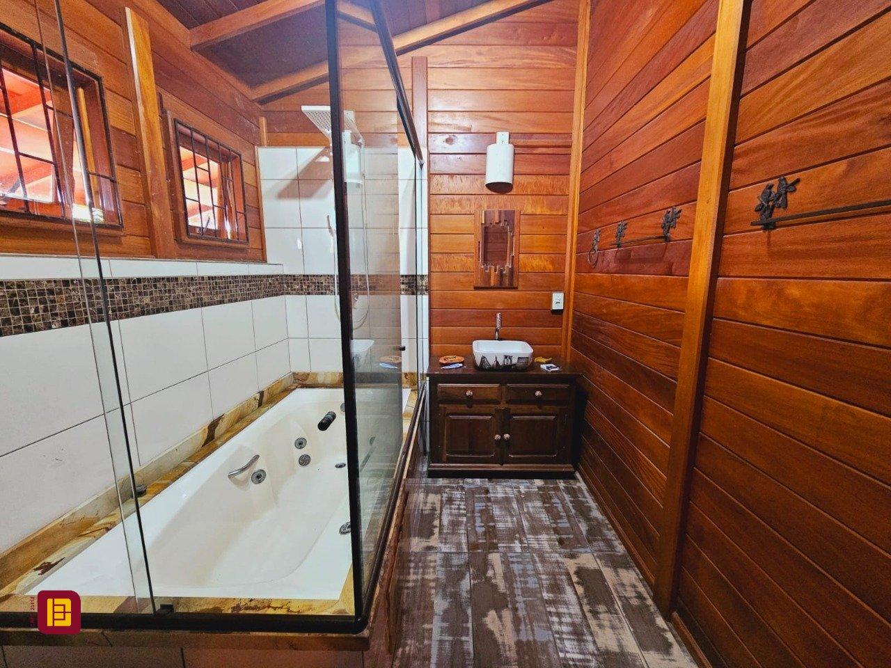 Casa com 209m², 5 quartos (sendo 1 suíte), 4 garagens, no bairro Campeche em Florianópolis