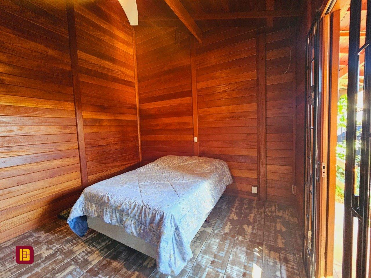 Casa com 209m², 5 quartos (sendo 1 suíte), 4 garagens, no bairro Campeche em Florianópolis