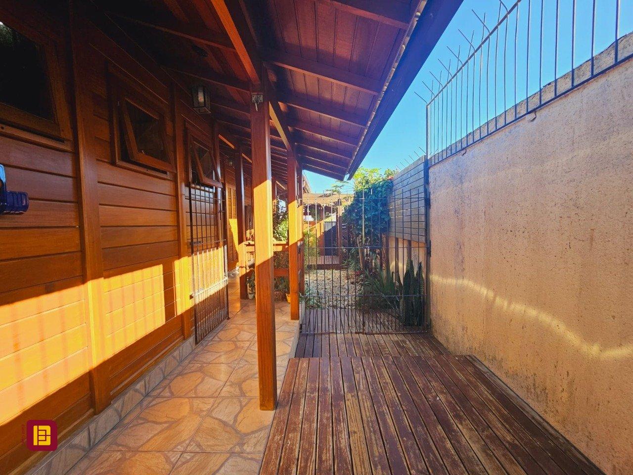 Casa com 209m², 5 quartos (sendo 1 suíte), 4 garagens, no bairro Campeche em Florianópolis