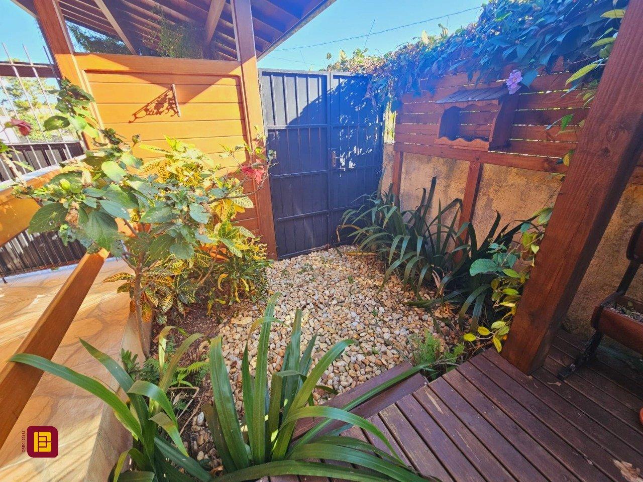 Casa com 209m², 5 quartos (sendo 1 suíte), 4 garagens, no bairro Campeche em Florianópolis
