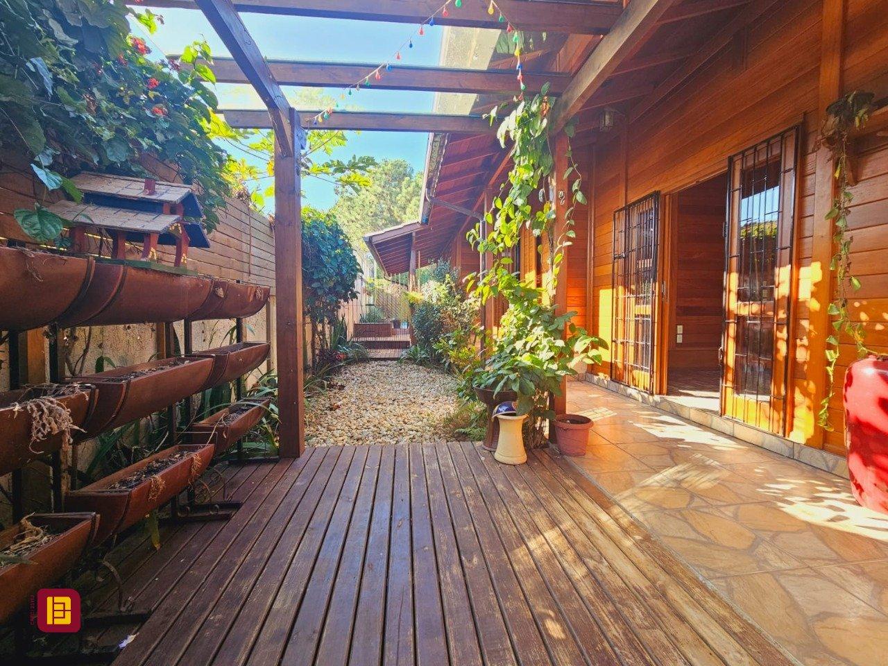 Casa com 209m², 5 quartos (sendo 1 suíte), 4 garagens, no bairro Campeche em Florianópolis