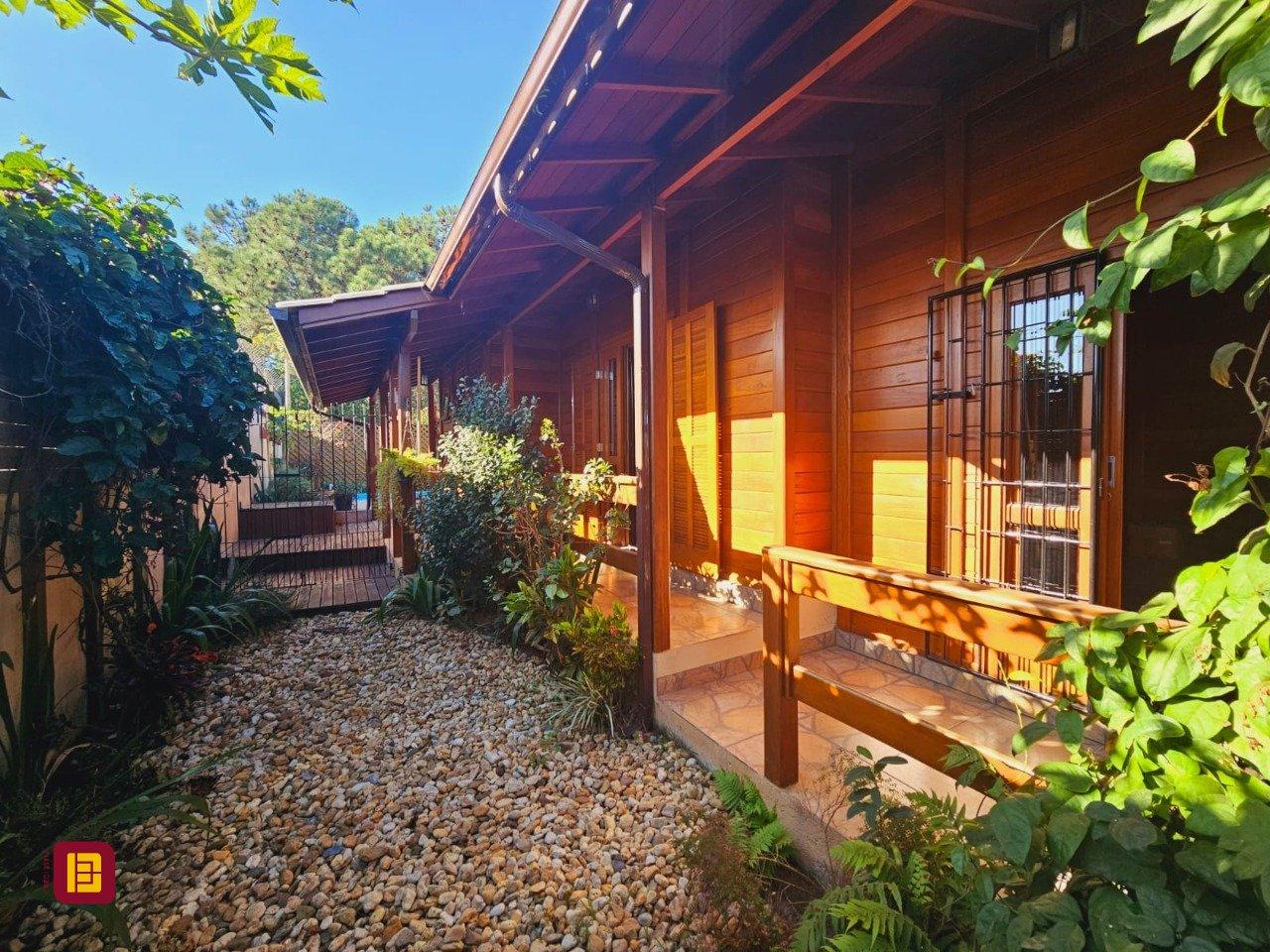 Casa com 209m², 5 quartos (sendo 1 suíte), 4 garagens, no bairro Campeche em Florianópolis