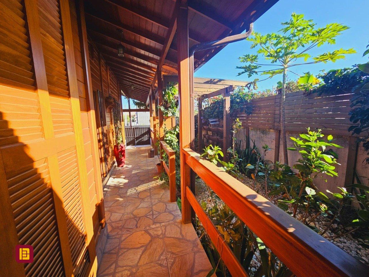Casa com 209m², 5 quartos (sendo 1 suíte), 4 garagens, no bairro Campeche em Florianópolis