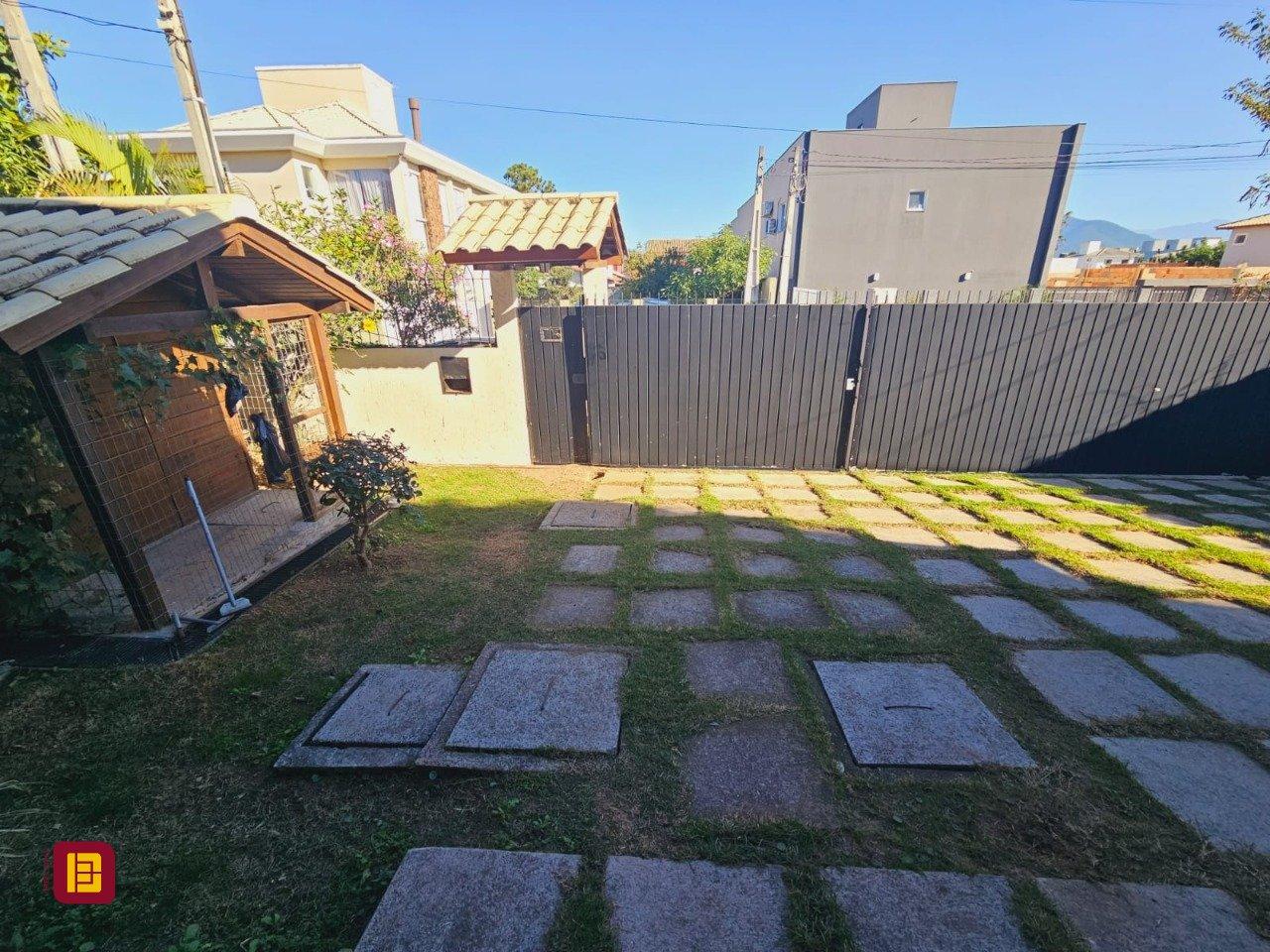 Casa com 209m², 5 quartos (sendo 1 suíte), 4 garagens, no bairro Campeche em Florianópolis