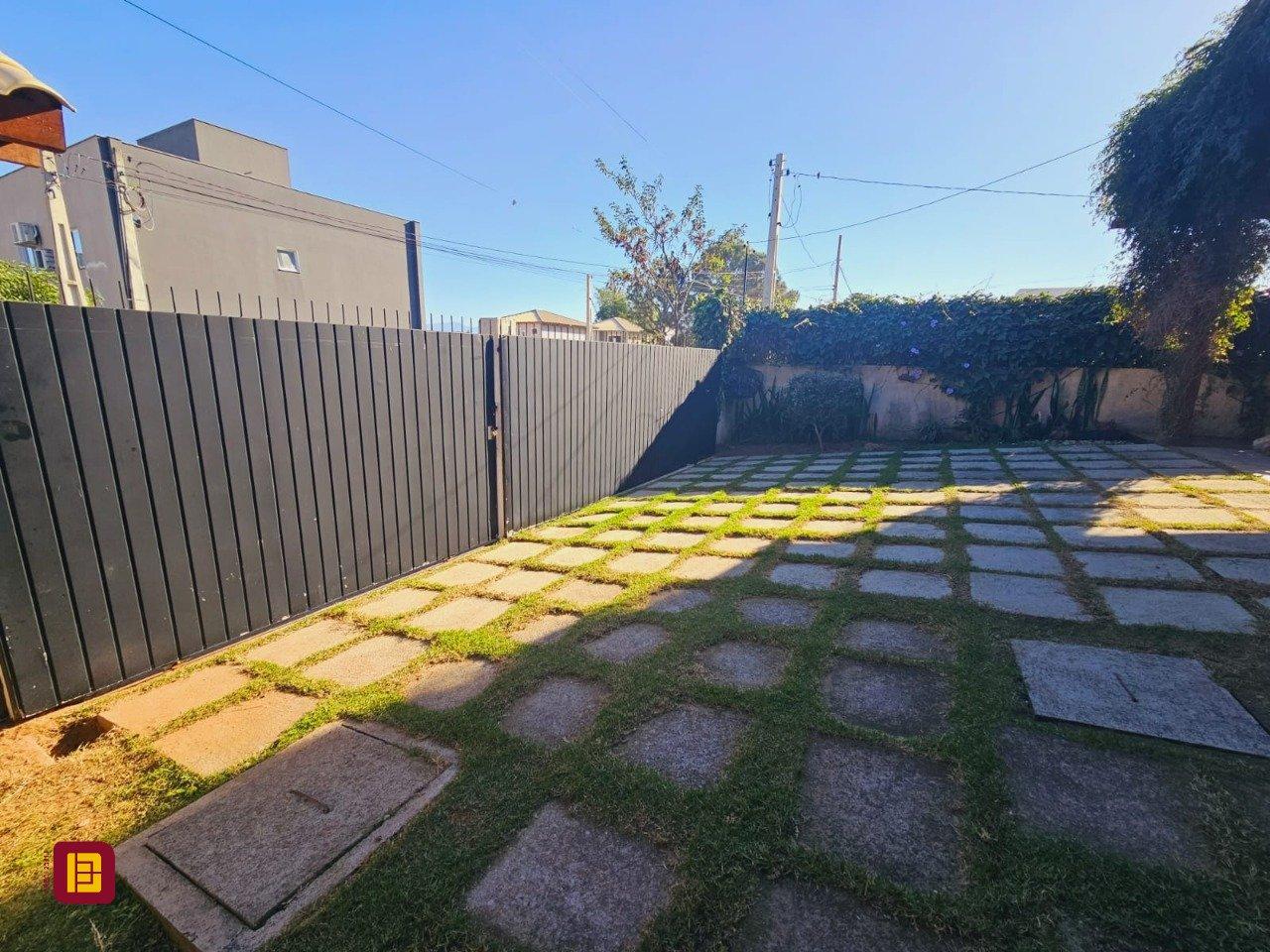 Casa com 209m², 5 quartos (sendo 1 suíte), 4 garagens, no bairro Campeche em Florianópolis