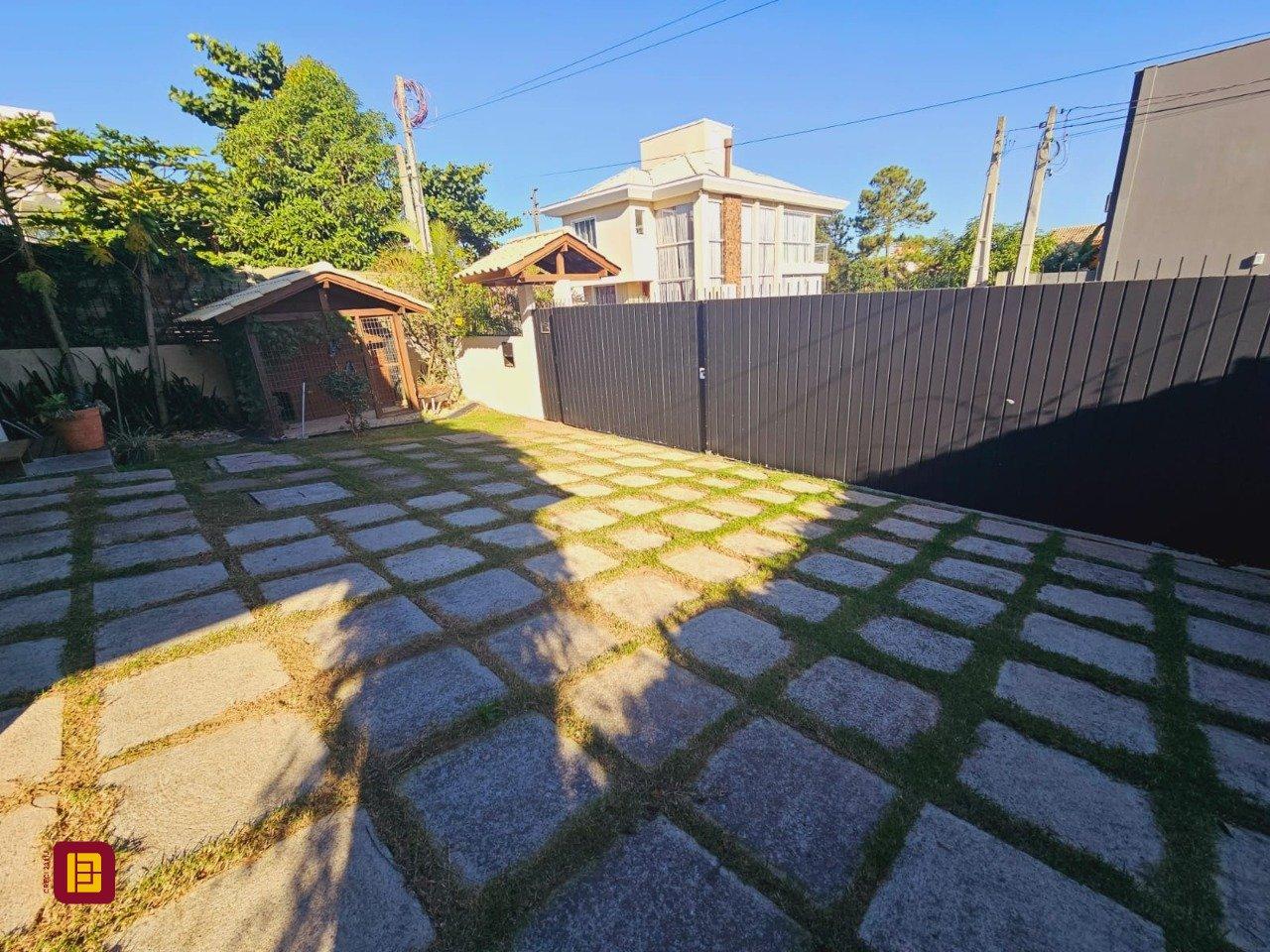 Casa com 209m², 5 quartos (sendo 1 suíte), 4 garagens, no bairro Campeche em Florianópolis