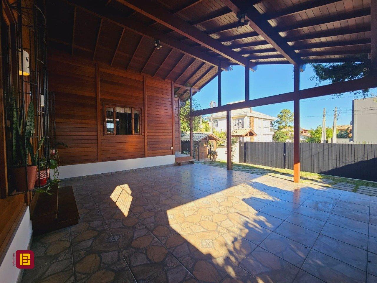 Casa com 209m², 5 quartos (sendo 1 suíte), 4 garagens, no bairro Campeche em Florianópolis