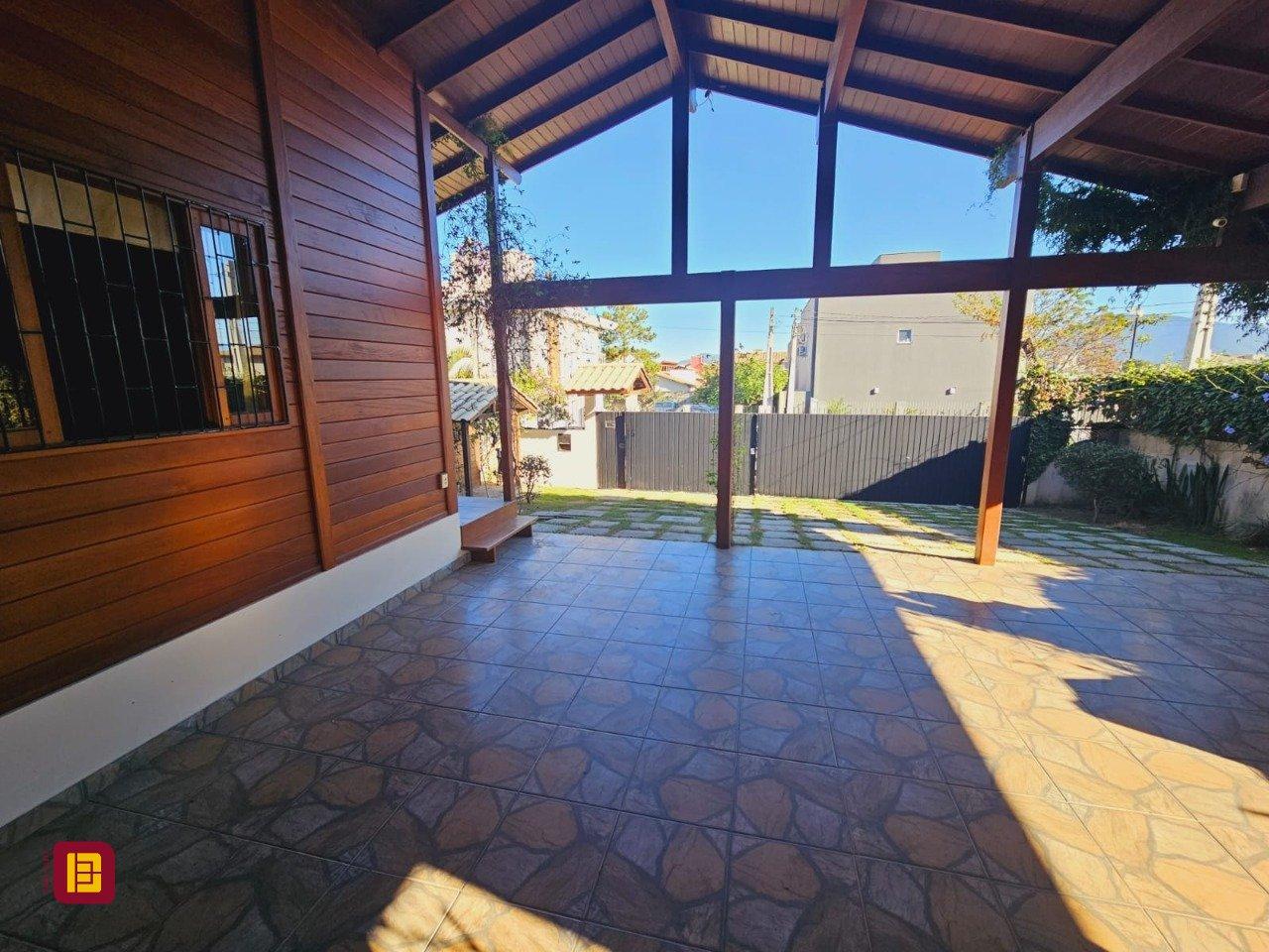 Casa com 209m², 5 quartos (sendo 1 suíte), 4 garagens, no bairro Campeche em Florianópolis