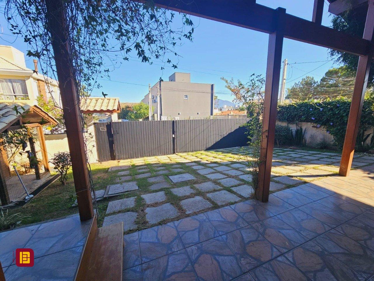 Casa com 209m², 5 quartos (sendo 1 suíte), 4 garagens, no bairro Campeche em Florianópolis
