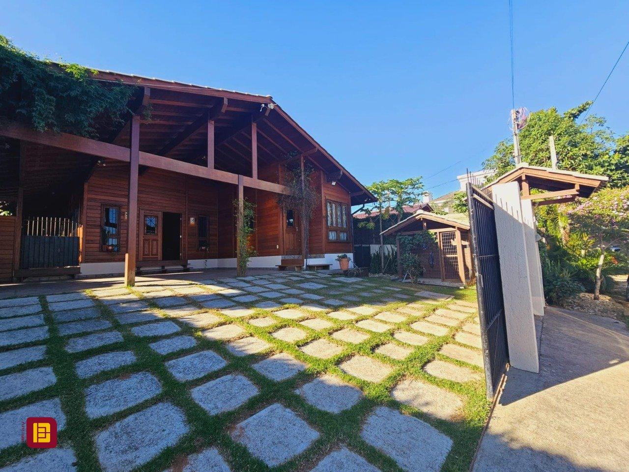 Casa com 209m², 5 quartos (sendo 1 suíte), 4 garagens, no bairro Campeche em Florianópolis