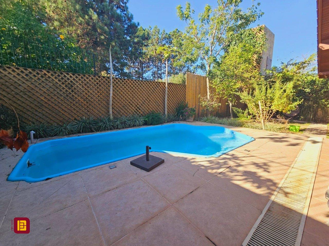 Casa com 209m², 5 quartos (sendo 1 suíte), 4 garagens, no bairro Campeche em Florianópolis