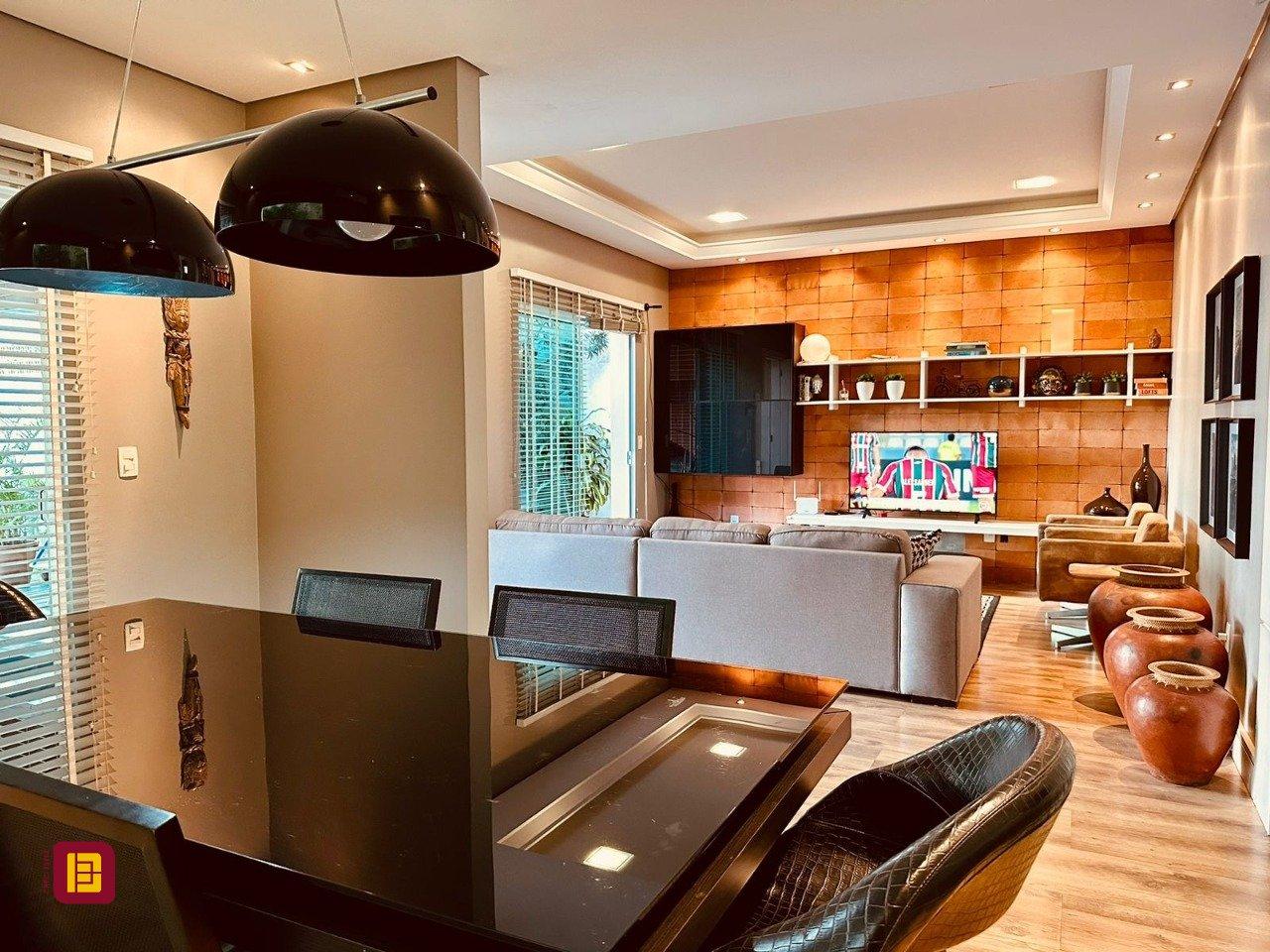 Casa com 165m², 6 quartos (sendo 3 suítes), 3 garagens, no bairro Estreito em Florianópolis