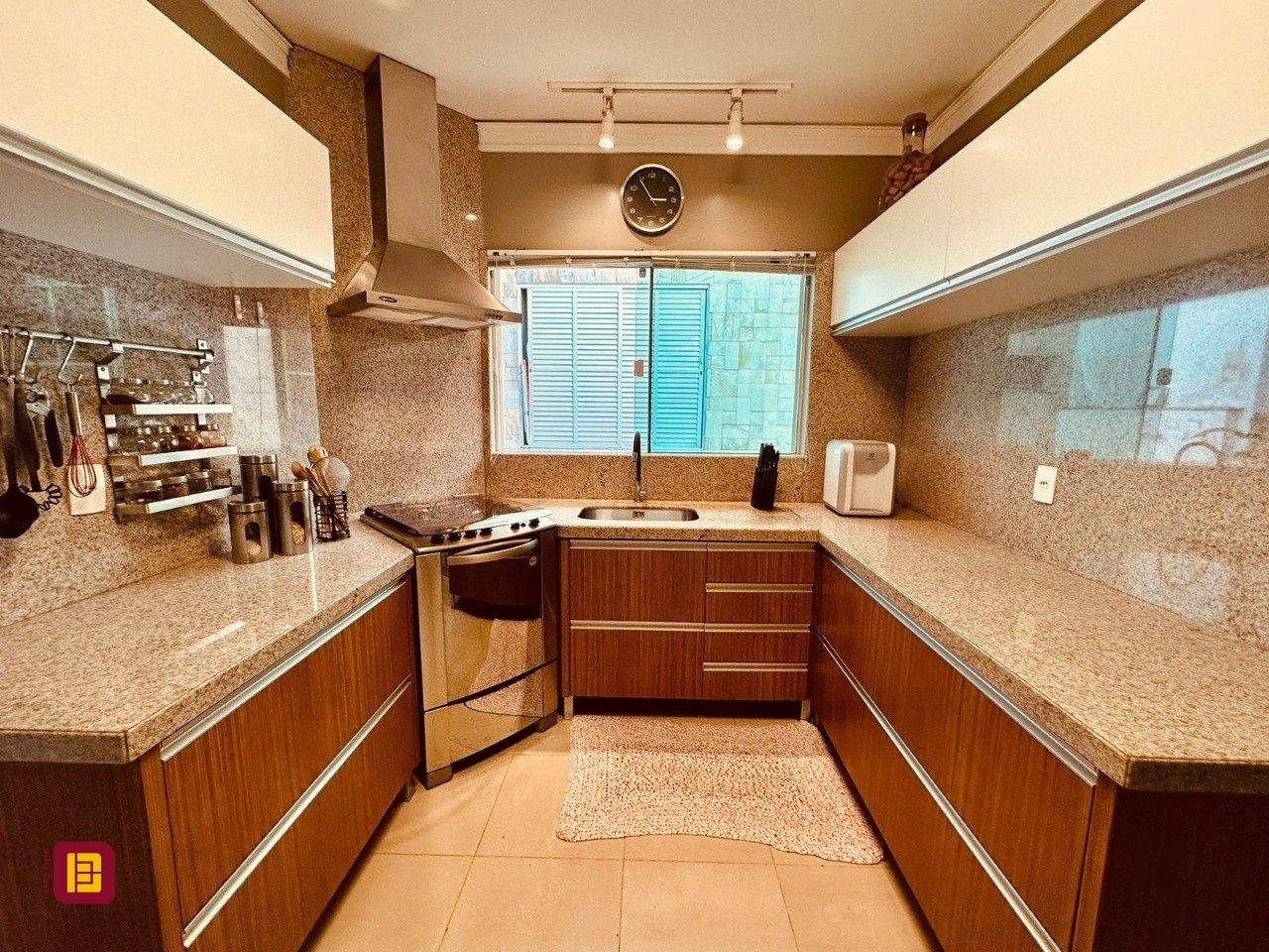 Casa com 165m², 6 quartos (sendo 3 suítes), 3 garagens, no bairro Estreito em Florianópolis