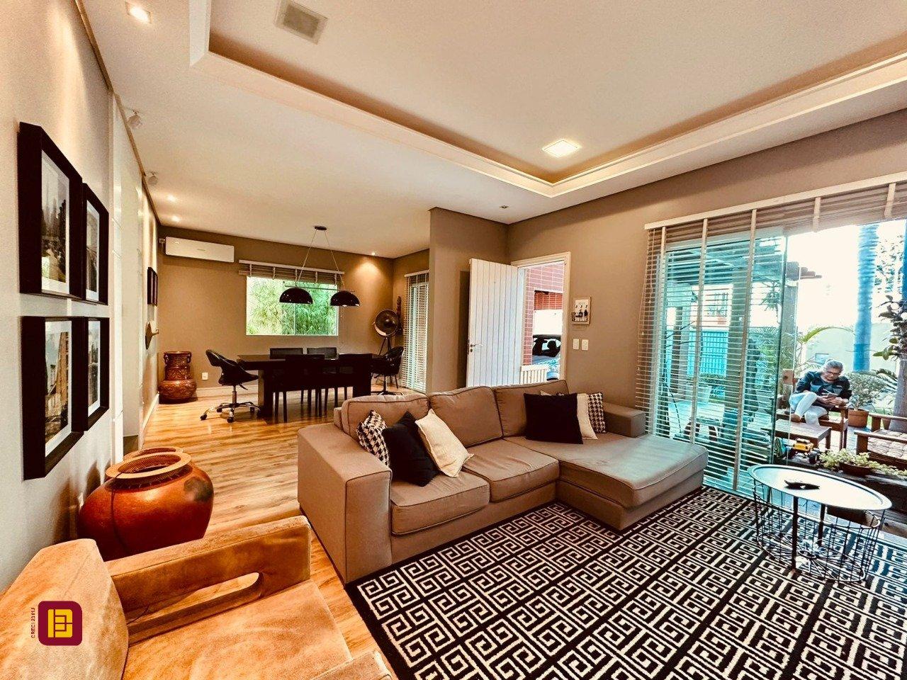 Casa com 165m², 6 quartos (sendo 3 suítes), 3 garagens, no bairro Estreito em Florianópolis