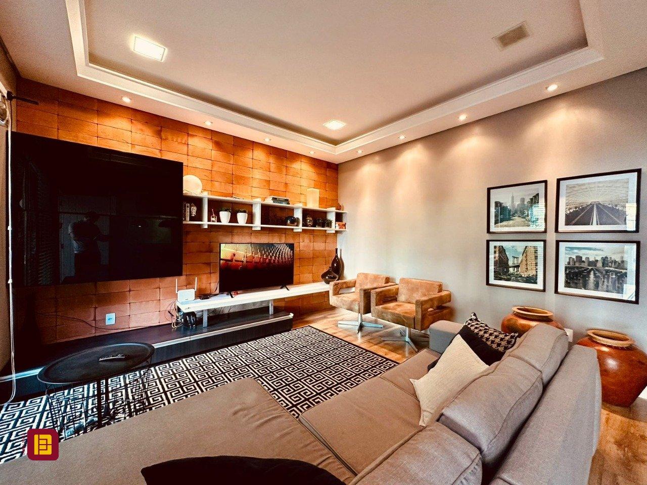 Casa com 165m², 6 quartos (sendo 3 suítes), 3 garagens, no bairro Estreito em Florianópolis