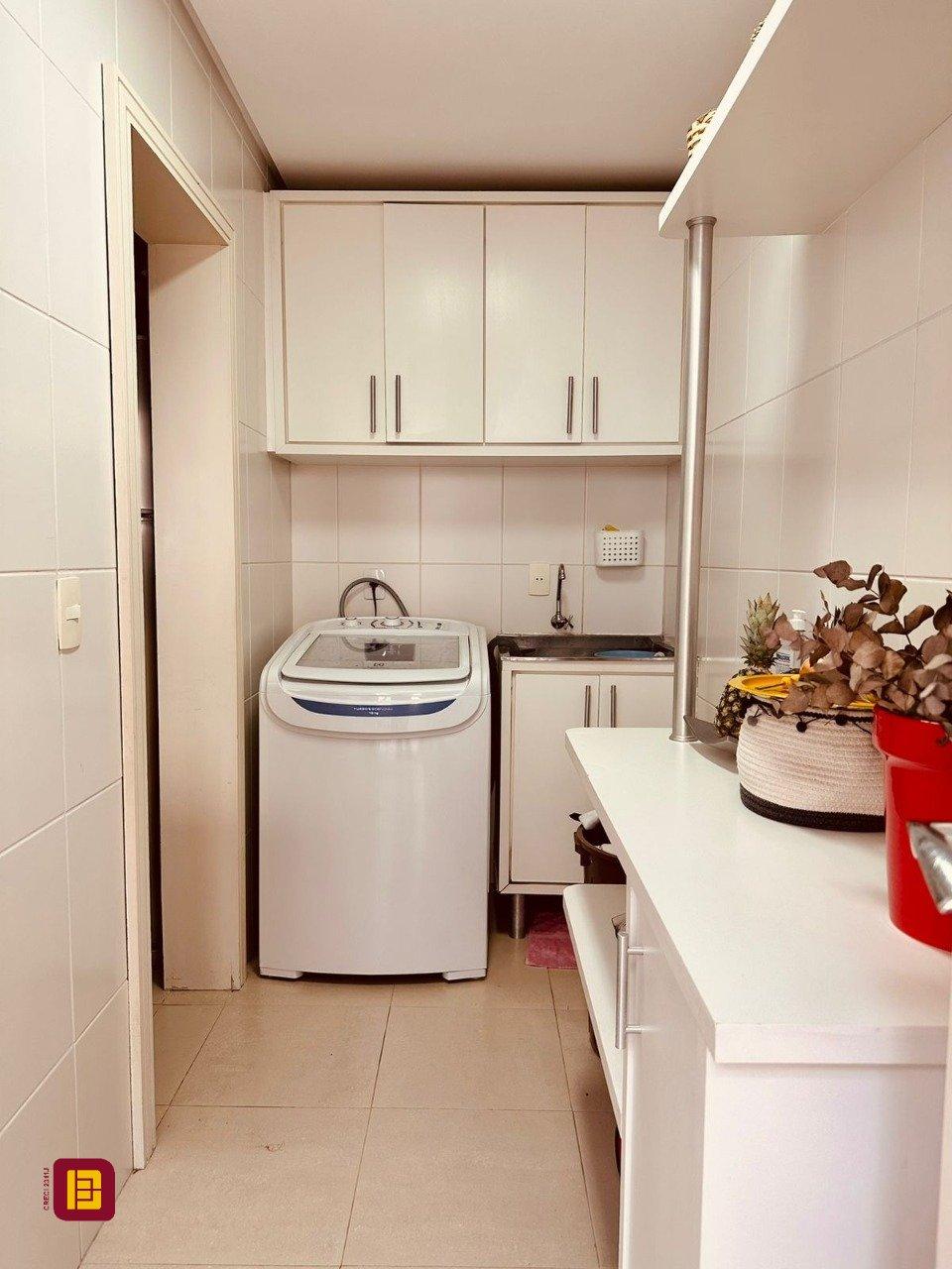 Casa com 165m², 6 quartos (sendo 3 suítes), 3 garagens, no bairro Estreito em Florianópolis