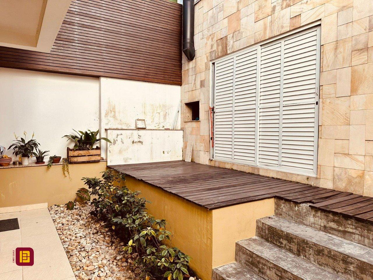 Casa com 165m², 6 quartos (sendo 3 suítes), 3 garagens, no bairro Estreito em Florianópolis