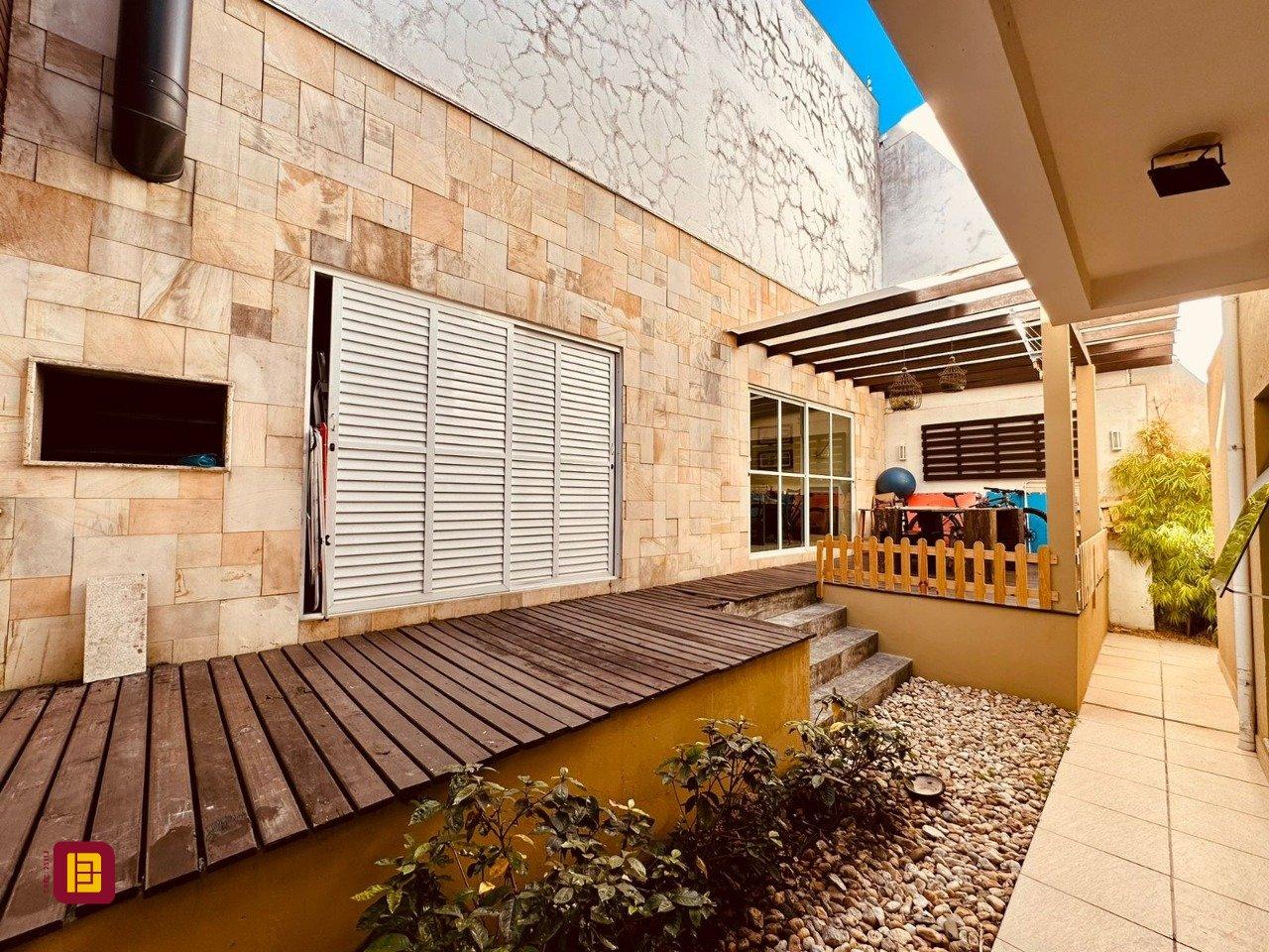 Casa com 165m², 6 quartos (sendo 3 suítes), 3 garagens, no bairro Estreito em Florianópolis