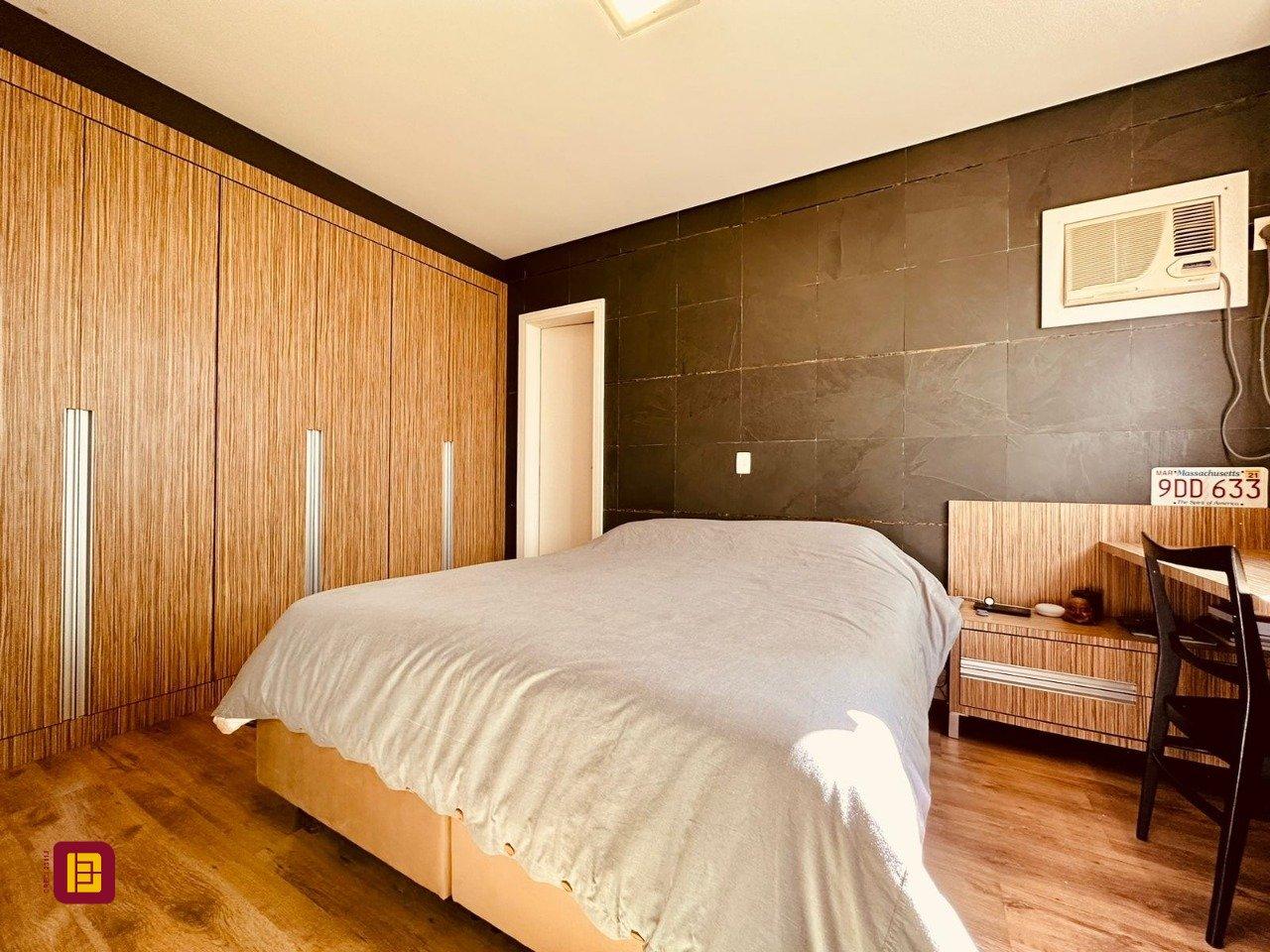 Casa com 165m², 6 quartos (sendo 3 suítes), 3 garagens, no bairro Estreito em Florianópolis