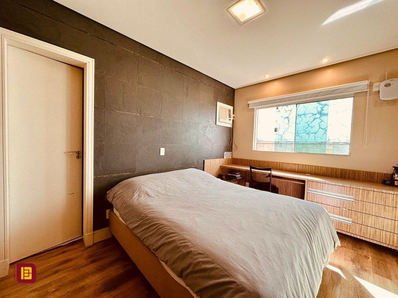 Casa com 165m², 6 quartos (sendo 3 suítes), 3 garagens, no bairro Estreito em Florianópolis