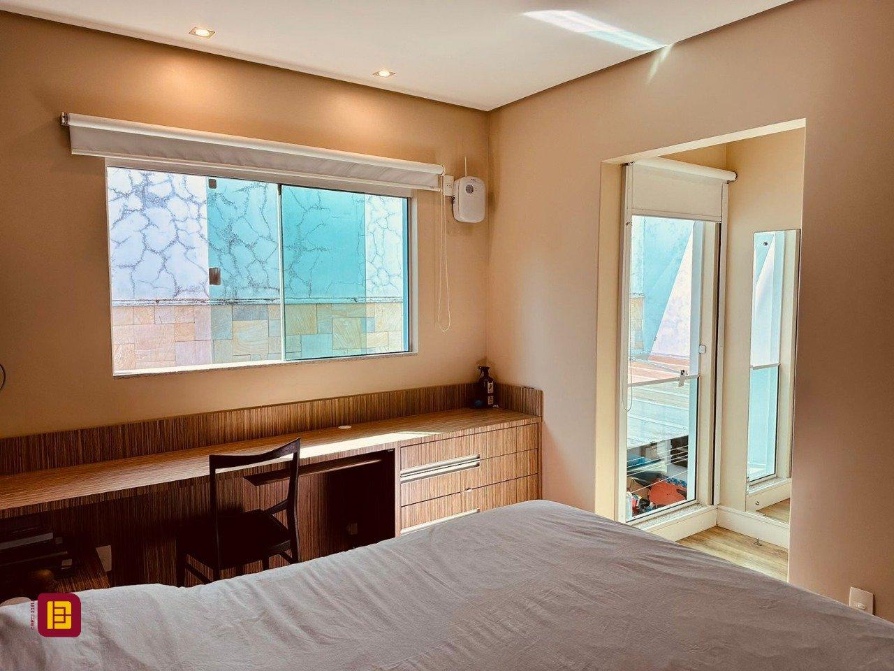 Casa com 165m², 6 quartos (sendo 3 suítes), 3 garagens, no bairro Estreito em Florianópolis