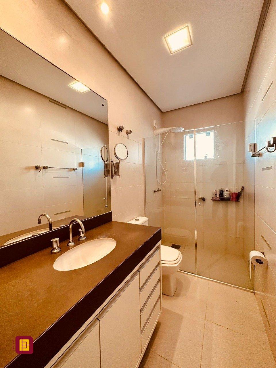 Casa com 165m², 6 quartos (sendo 3 suítes), 3 garagens, no bairro Estreito em Florianópolis