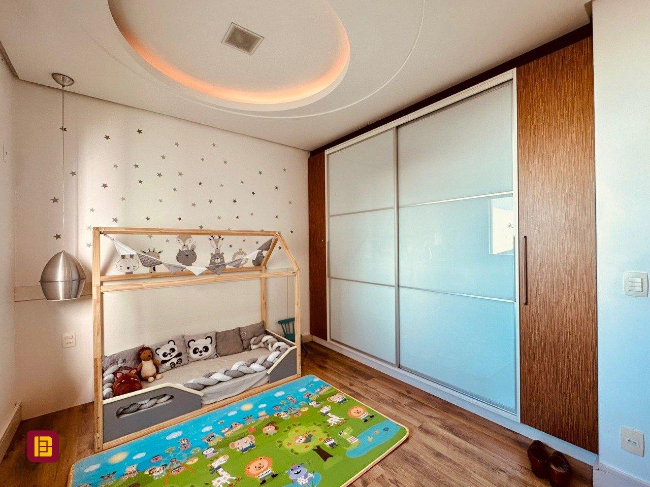 Casa com 165m², 6 quartos (sendo 3 suítes), 3 garagens, no bairro Estreito em Florianópolis