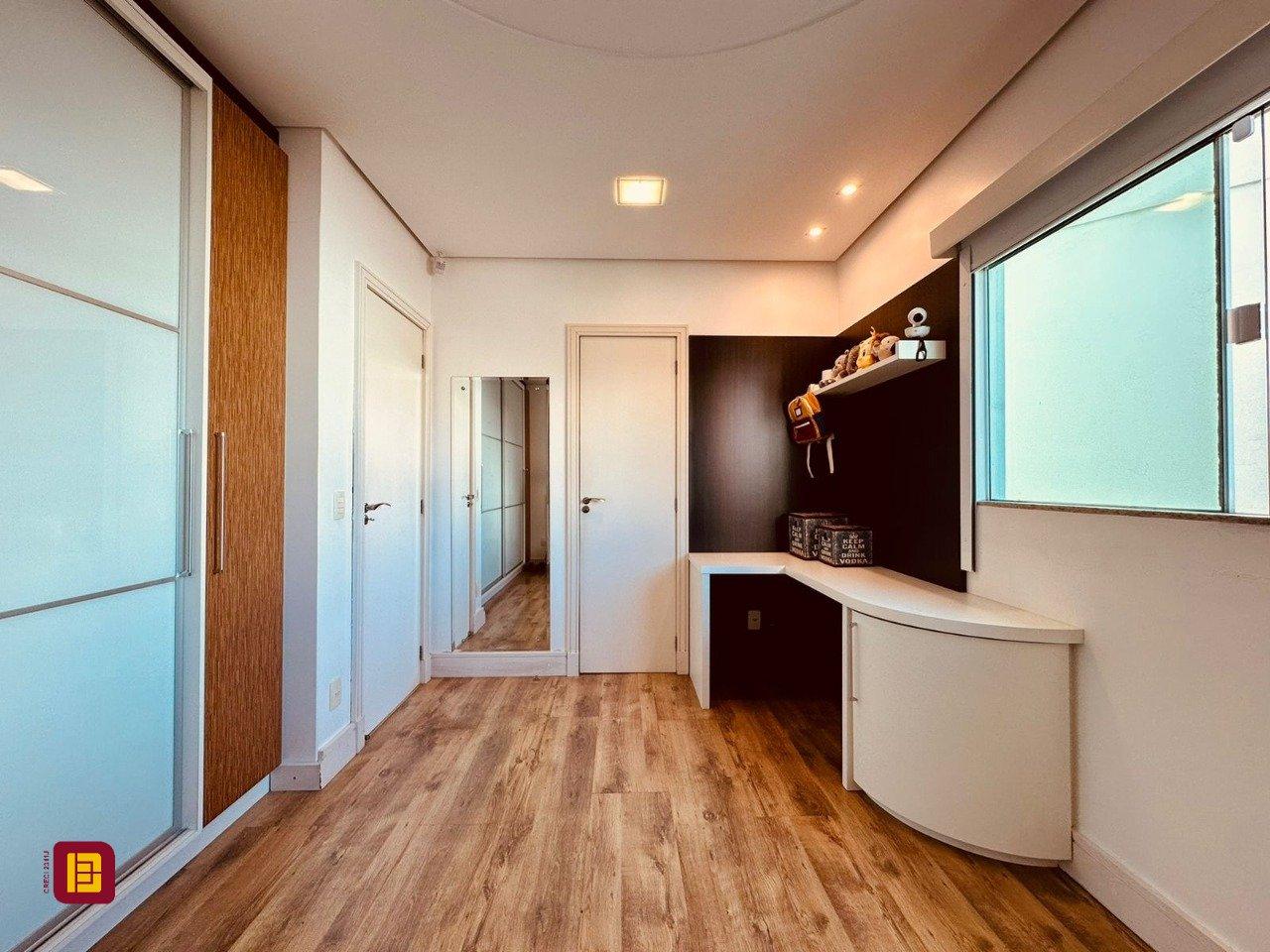 Casa com 165m², 6 quartos (sendo 3 suítes), 3 garagens, no bairro Estreito em Florianópolis