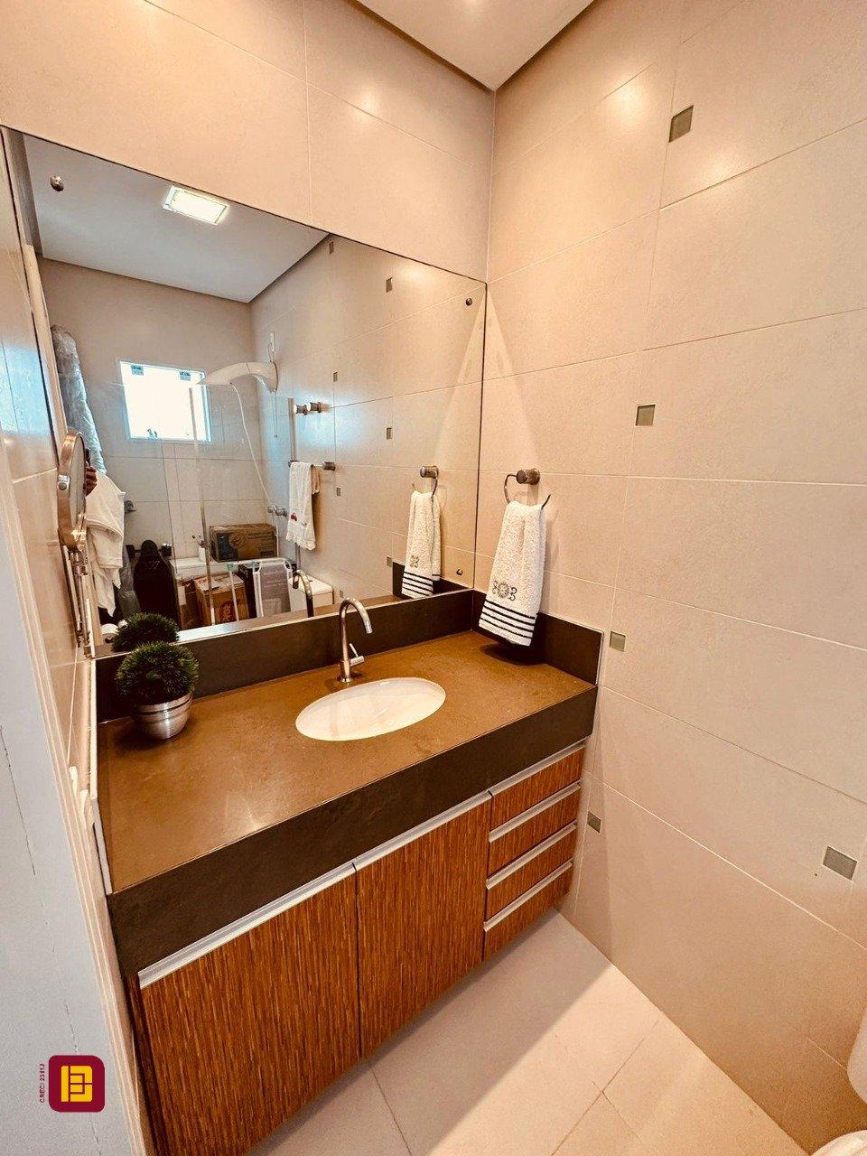 Casa com 165m², 6 quartos (sendo 3 suítes), 3 garagens, no bairro Estreito em Florianópolis