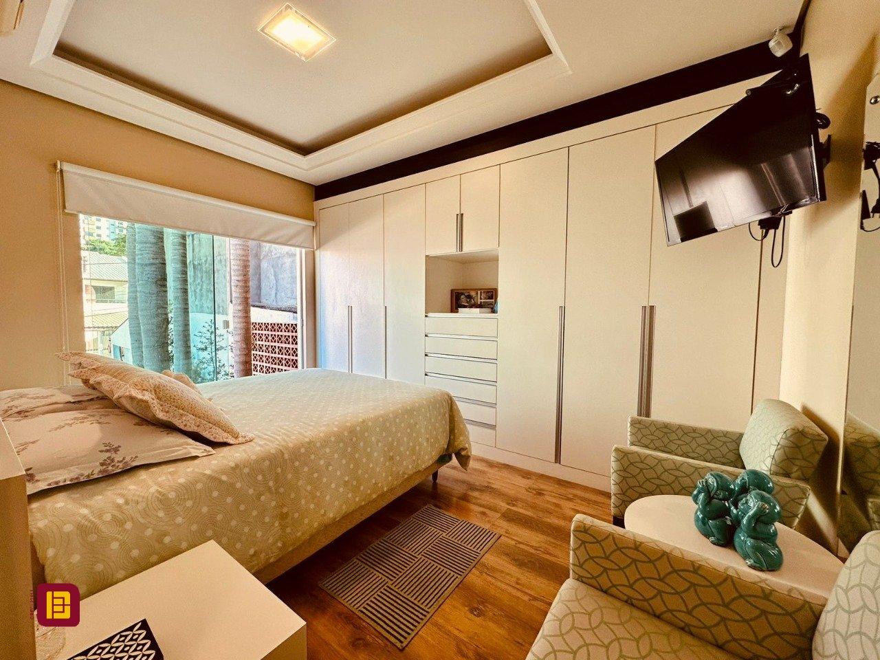 Casa com 165m², 6 quartos (sendo 3 suítes), 3 garagens, no bairro Estreito em Florianópolis