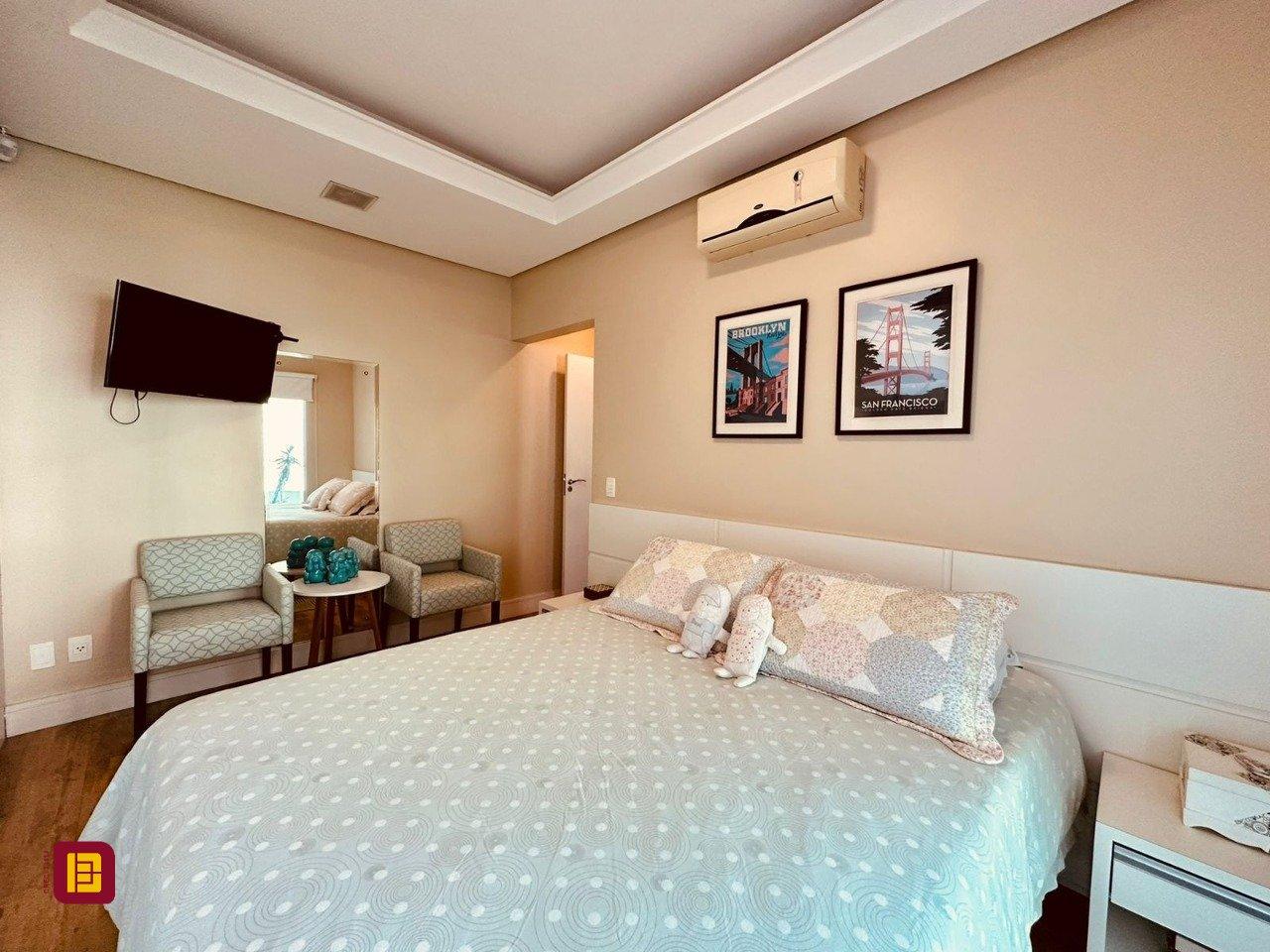 Casa com 165m², 6 quartos (sendo 3 suítes), 3 garagens, no bairro Estreito em Florianópolis