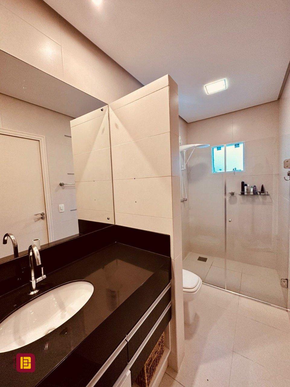 Casa com 165m², 6 quartos (sendo 3 suítes), 3 garagens, no bairro Estreito em Florianópolis