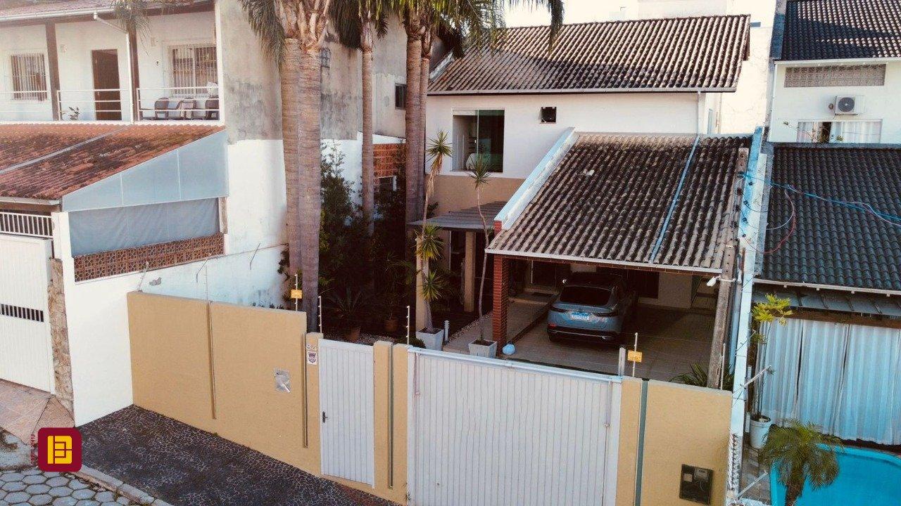 Casa com 165m², 6 quartos (sendo 3 suítes), 3 garagens, no bairro Estreito em Florianópolis