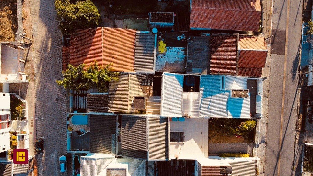 Casa com 165m², 6 quartos (sendo 3 suítes), 3 garagens, no bairro Estreito em Florianópolis