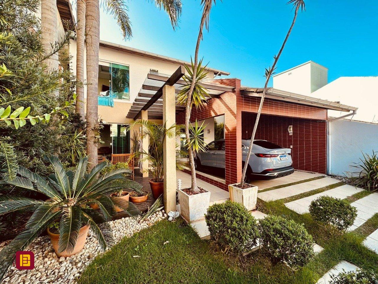 Casa com 165m², 6 quartos (sendo 3 suítes), 3 garagens, no bairro Estreito em Florianópolis