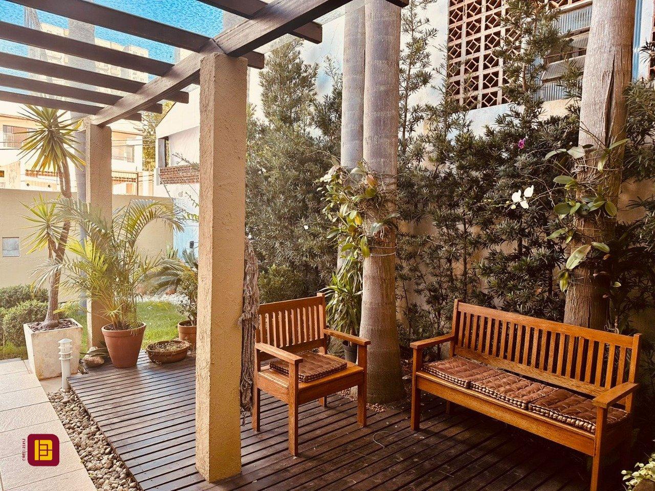 Casa com 165m², 6 quartos (sendo 3 suítes), 3 garagens, no bairro Estreito em Florianópolis