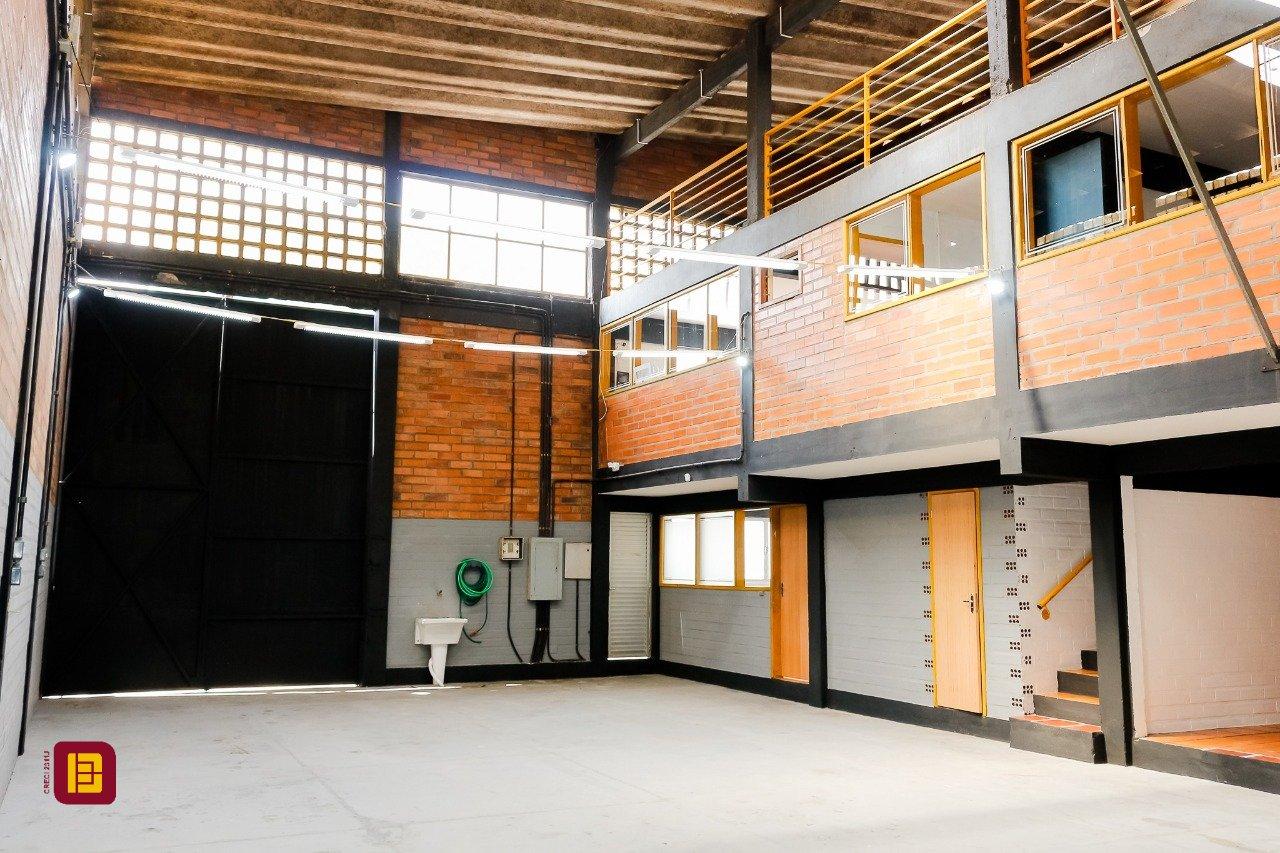 Galpão com 474m², 5 garagens, no bairro Serraria em São José