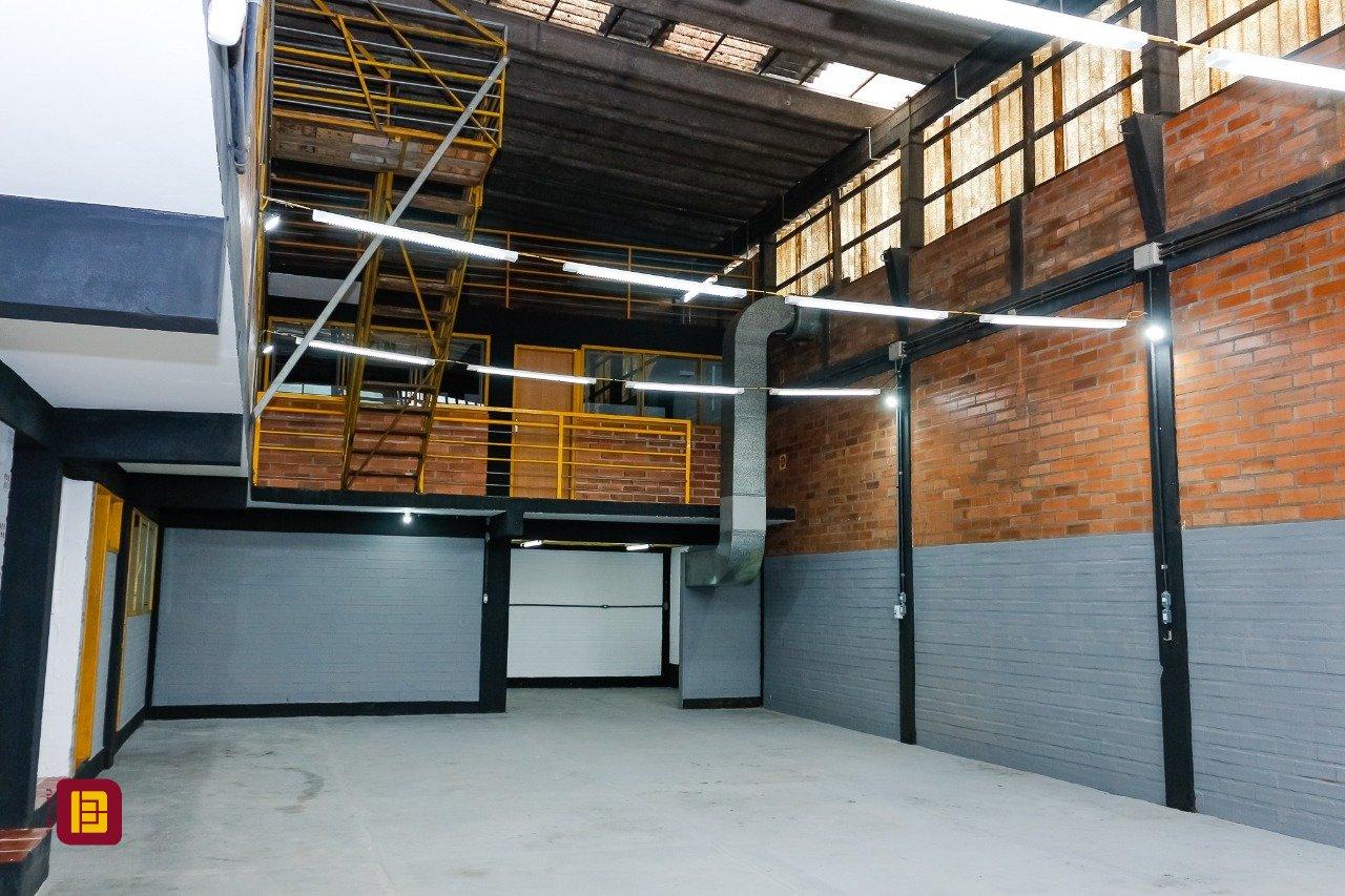Galpão com 474m², 5 garagens, no bairro Serraria em São José
