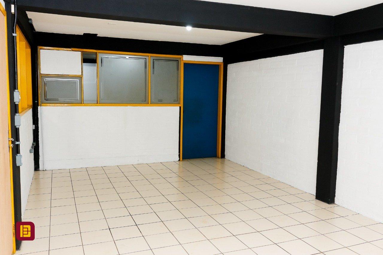 Galpão com 474m², 5 garagens, no bairro Serraria em São José
