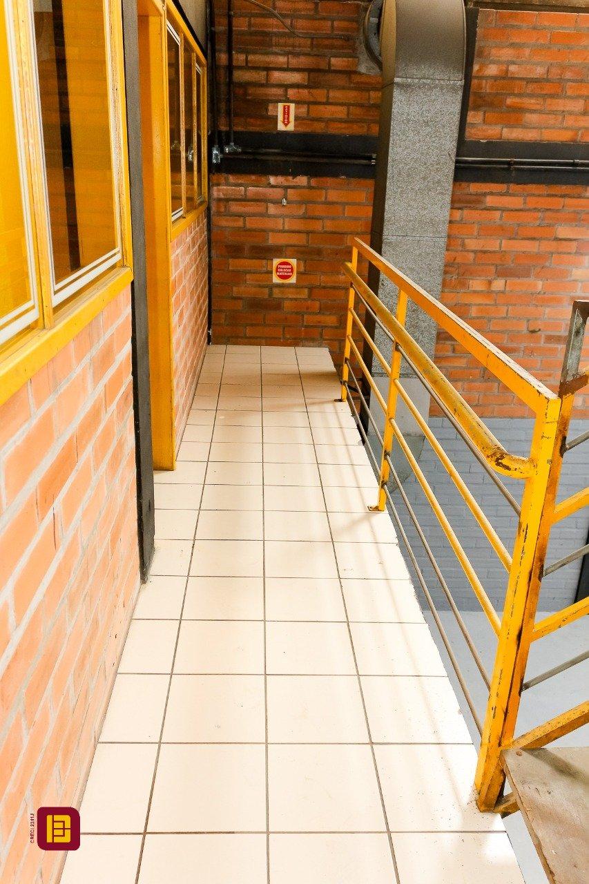 Galpão com 474m², 5 garagens, no bairro Serraria em São José