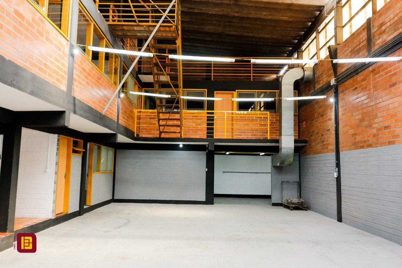Galpão com 474m², 5 garagens, no bairro Serraria em São José