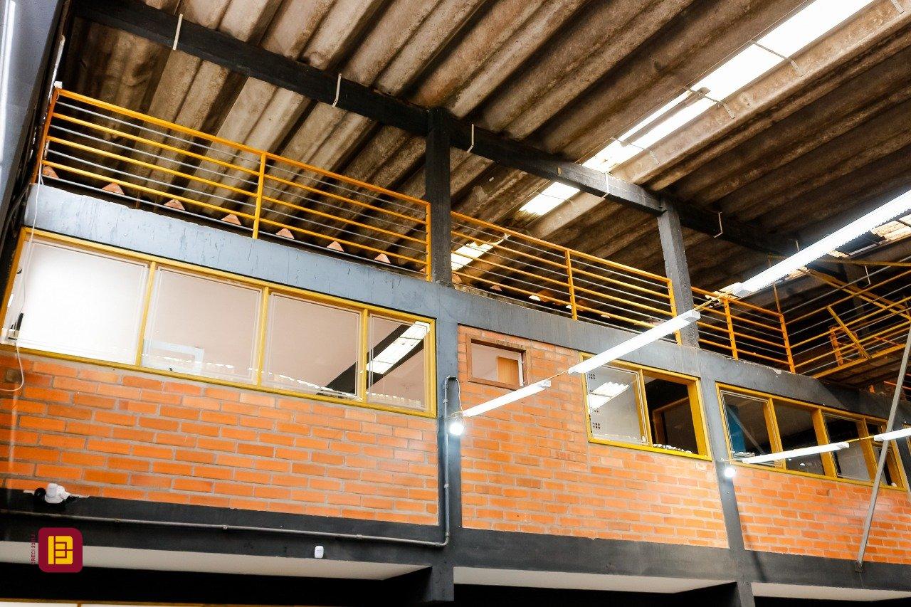 Galpão com 474m², 5 garagens, no bairro Serraria em São José