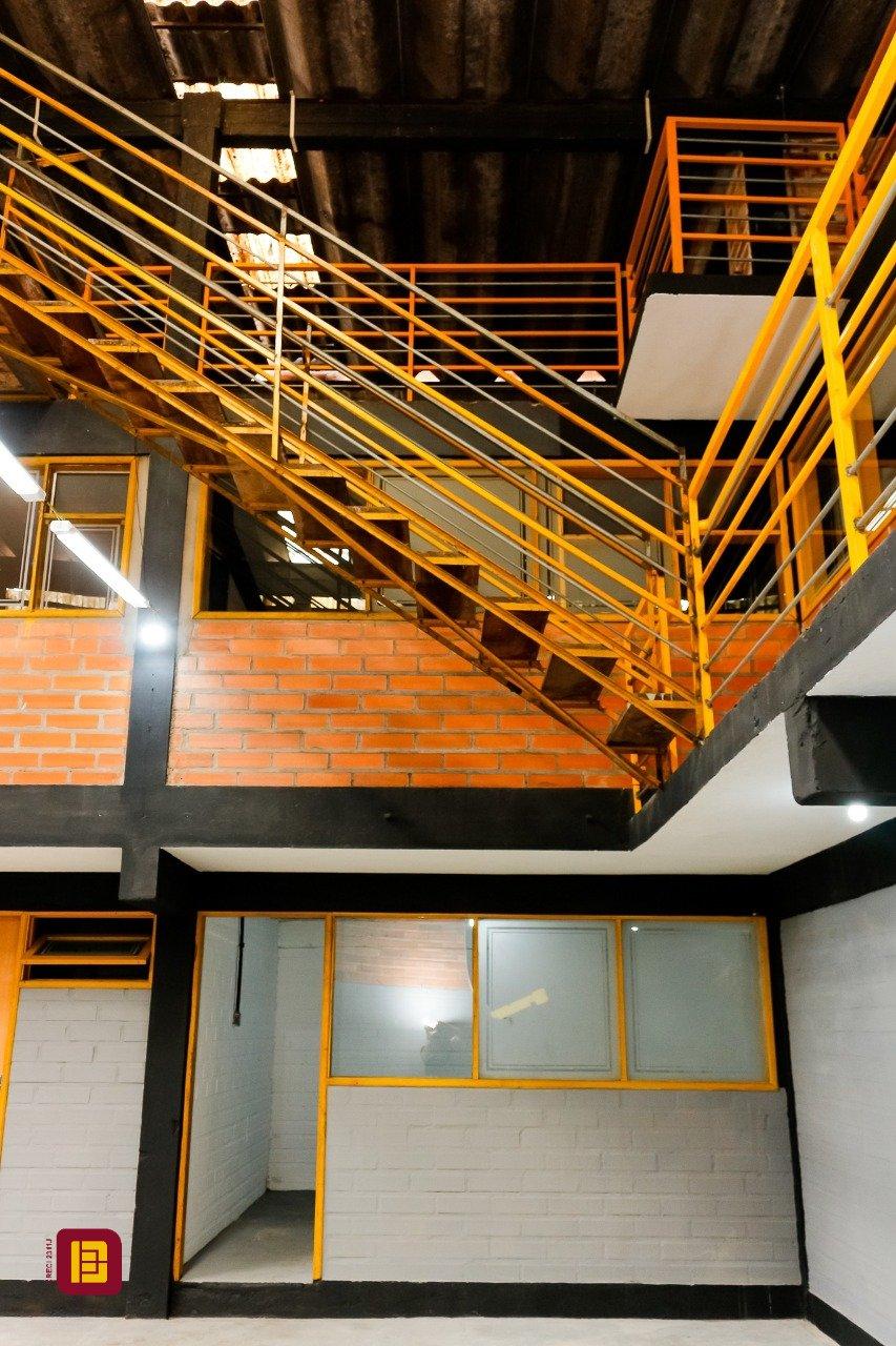Galpão com 474m², 5 garagens, no bairro Serraria em São José
