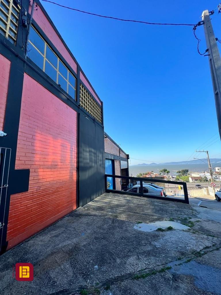 Galpão com 474m², 5 garagens, no bairro Serraria em São José