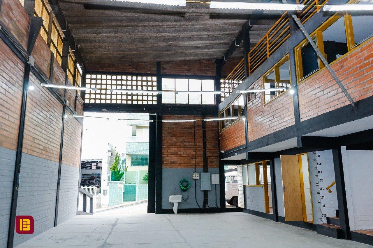 Galpão com 474m², 5 garagens, no bairro Serraria em São José