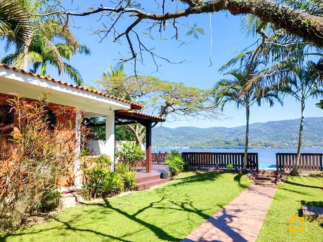 Casa com 200m², 6 quartos (sendo 1 suíte), 3 garagens, no bairro Lagoa da Conceição em Florianópolis