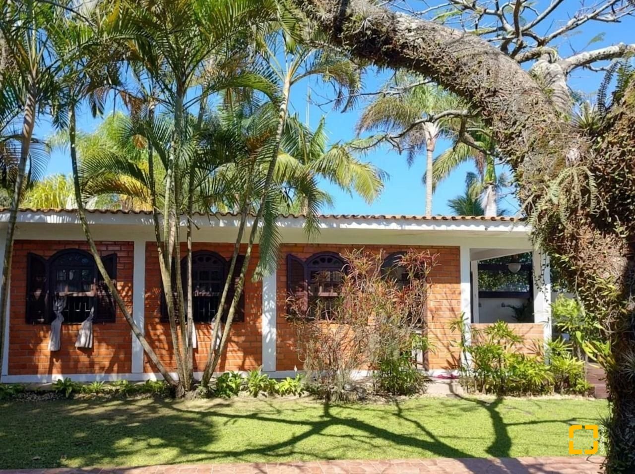 Casa com 200m², 6 quartos (sendo 1 suíte), 3 garagens, no bairro Lagoa da Conceição em Florianópolis