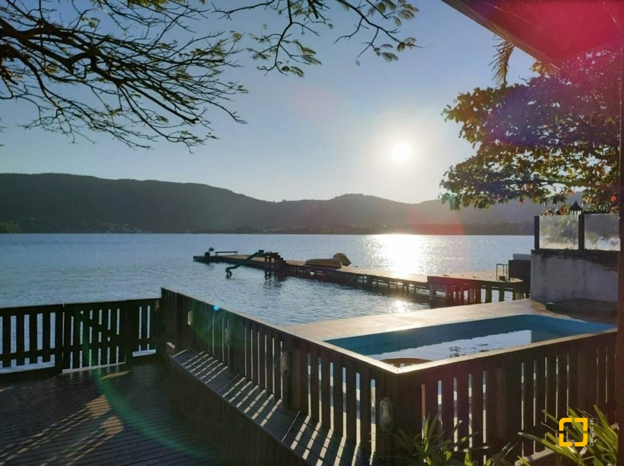 Casa com 200m², 6 quartos (sendo 1 suíte), 3 garagens, no bairro Lagoa da Conceição em Florianópolis